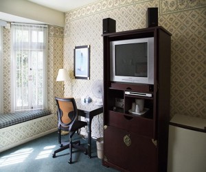 Marina Inn San Francisco - Desk and TV Armoire in Queen Room