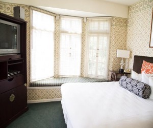 Marina Inn San Francisco - Queen Bed Room with Sitting Area at Window