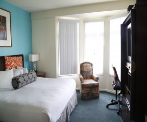 Marina Inn San Francisco - Queen Bedroom with Bay Windows